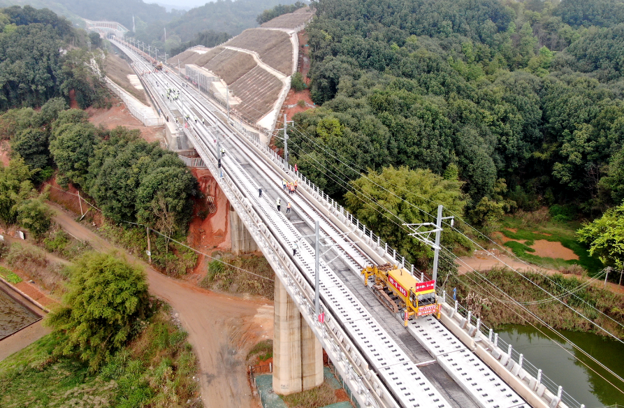 梅州至龙川高速铁路建设正式进入铺轨阶段